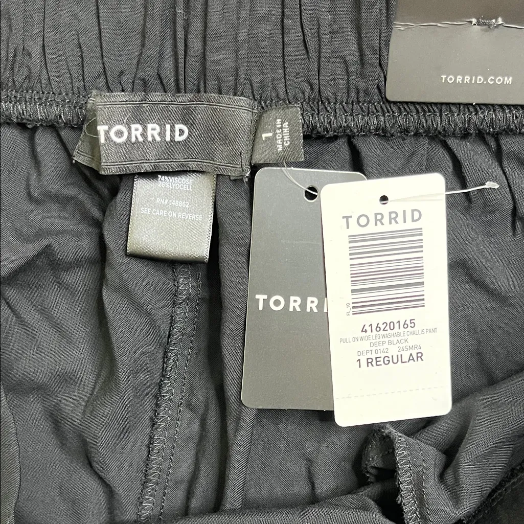 Torrid Black pleated front side pockets wide leg pull on pants, size 1X - Image 2