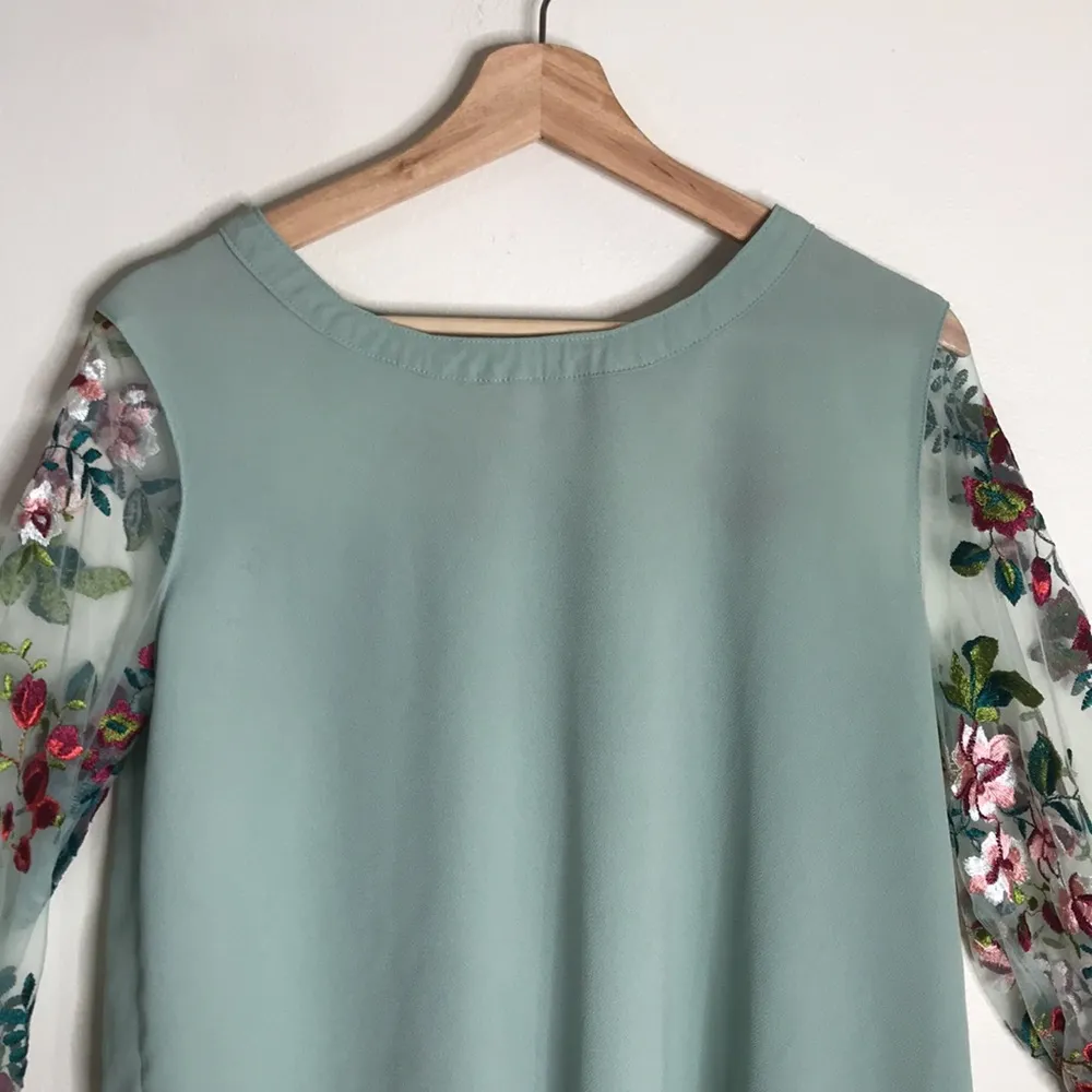 Umgee Mint Green Crepe Sheer floral Embroidered Sleeves A-line tunic top size S - Image 4