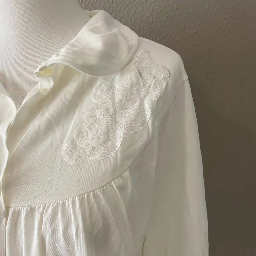 Vintage Cream Ruffled Blouse with Peter Pan Collar - Image 4