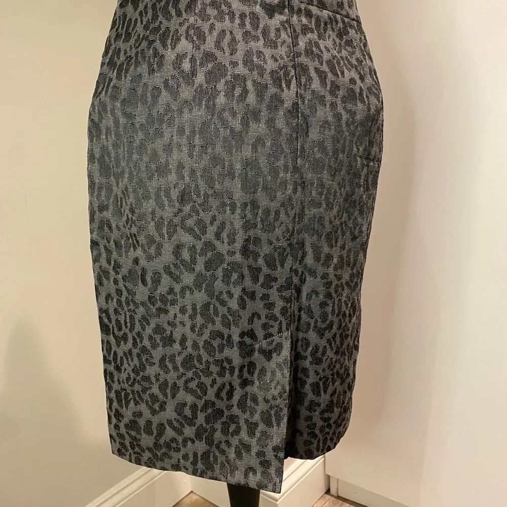 Ann Taylor Loft Black Gray Leopard Print Skirt Size 4 - Image 7