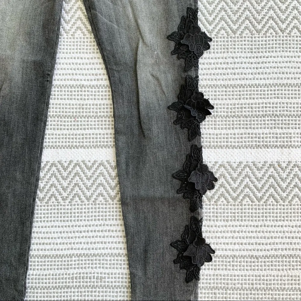 Floral embroidery True Religion Curvy Jean size 30 - Image 7