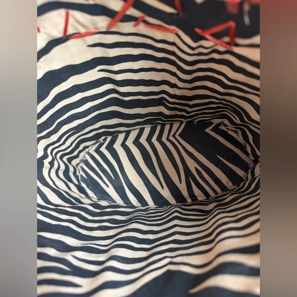 Hand‑woven Straw Floral Tote with “Bahamas” Stitching — Beach Chic 13″ Straw Bag Tan - Image 3