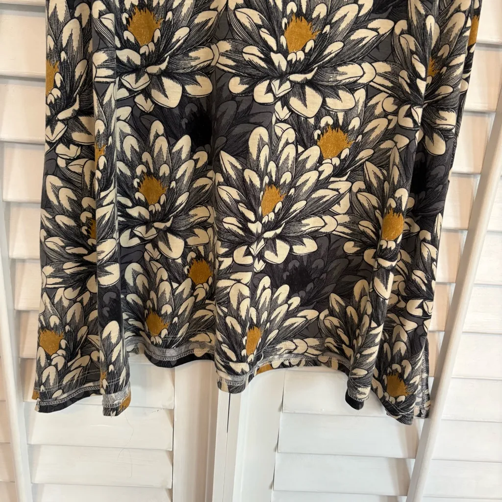 LuLaRoe Black Floral Sharkbite Hem Top Size‎ Small - Image 4