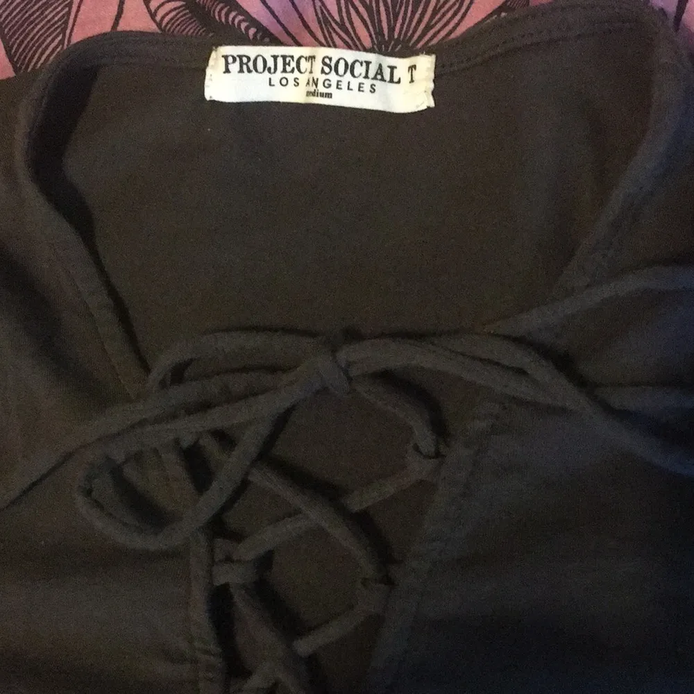 UO PROJECT SOCIAL T Gray Tie-Frt 3/4-Slv Top EUC M - Image 4