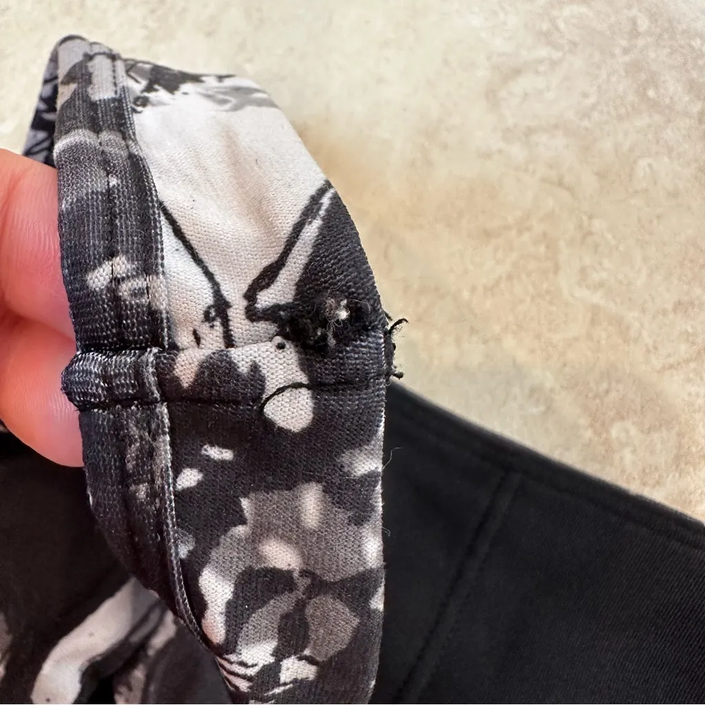 Mondetta Abstract Criss Cross Back Sports Bra in Black/Gray/White - XS/SMALL - Image 14