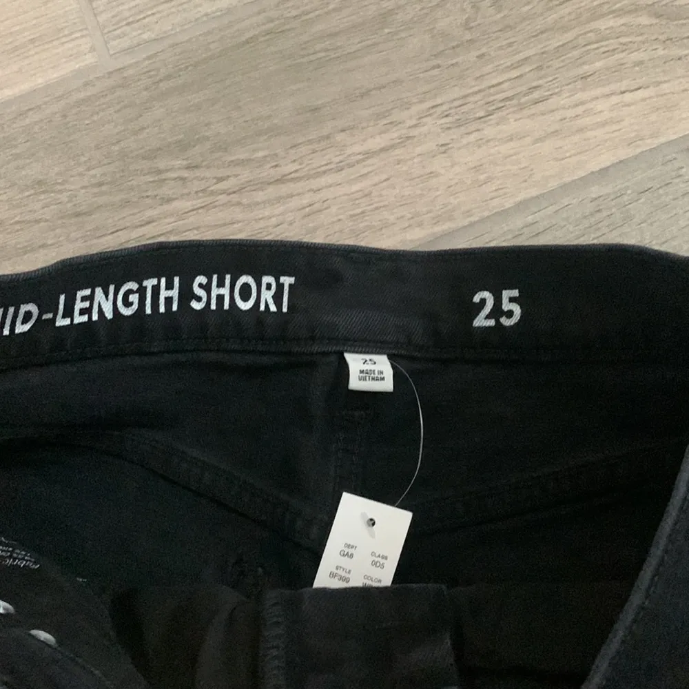 J crew mid length short in black - Image 4