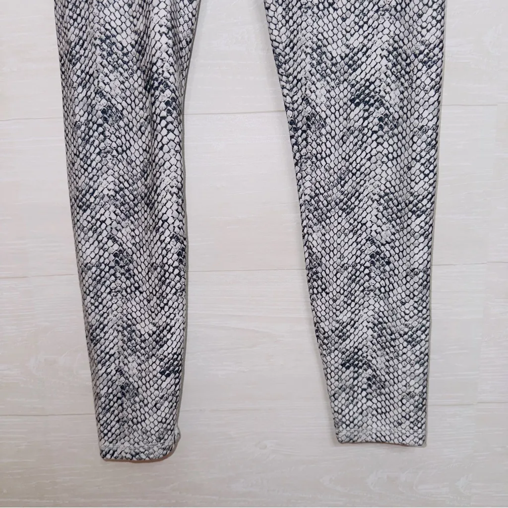 Balance Collection Women's Black White Monochrome Patterned High Rise Leggings - Image 5