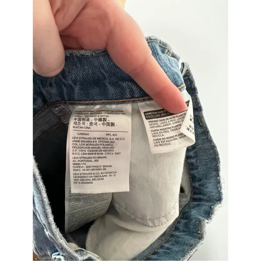 Levi’s Wedgie Shorts Size 24 in Light Wash Thrashed Button Fly - Image 8