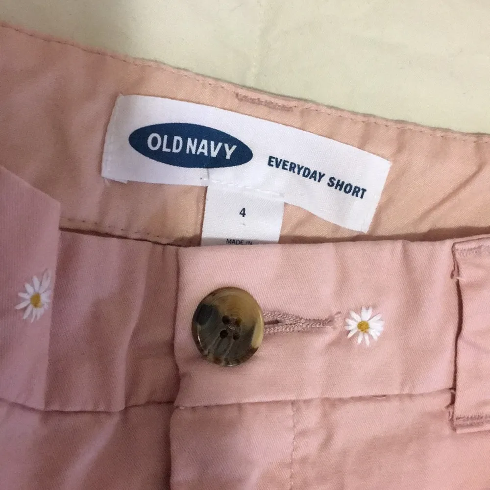 Pink old navy daisy print shorts - Image 6