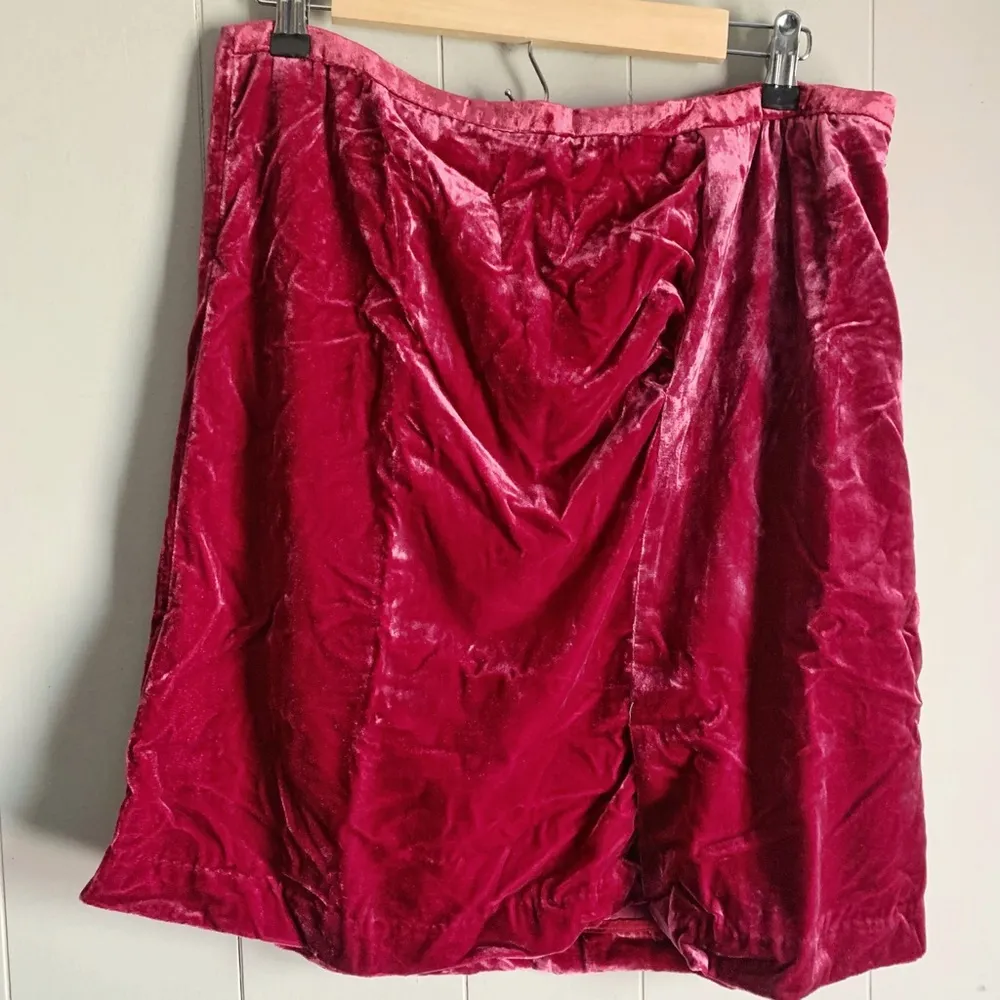 ANTHROPOLOGIE Connie Holiday Crushed Red Velvet Pencil Skirt Ruched Side Slit 6 - Image 4
