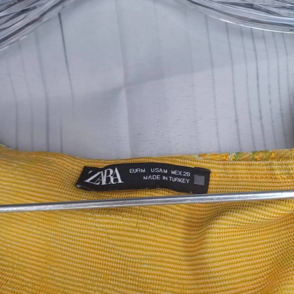 ZARA S Firfirli Jakarli Yellow Green Paisley Stretch sleeveless cropped top - Image 6