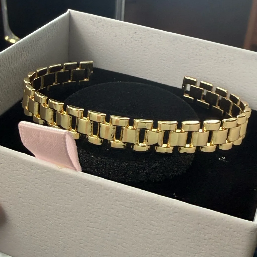 Elegant Gold Bracelet - Image 2