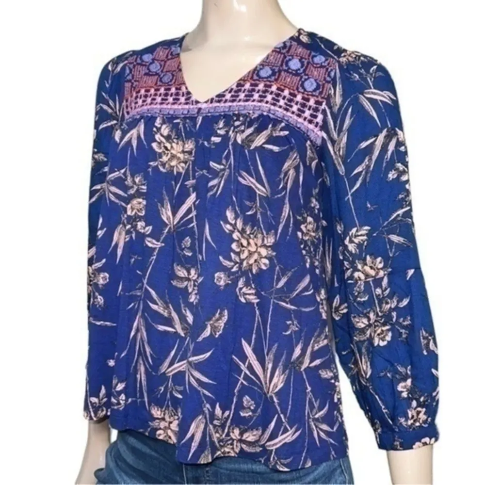 Anthropologie Women’s Size XS Royal Blue Floral Printed Embroidered Neck Top - Image 2
