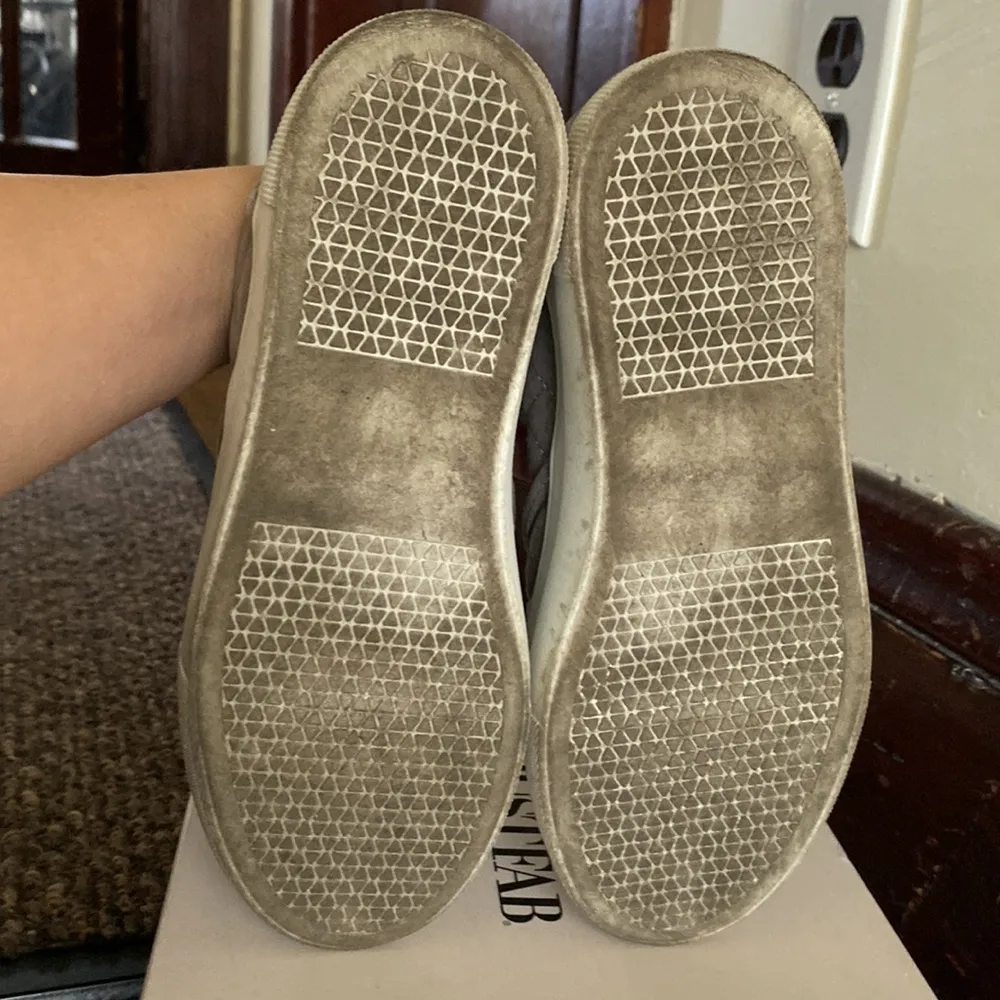 JustFab grey quilted sneakers size 5.5 - Image 7