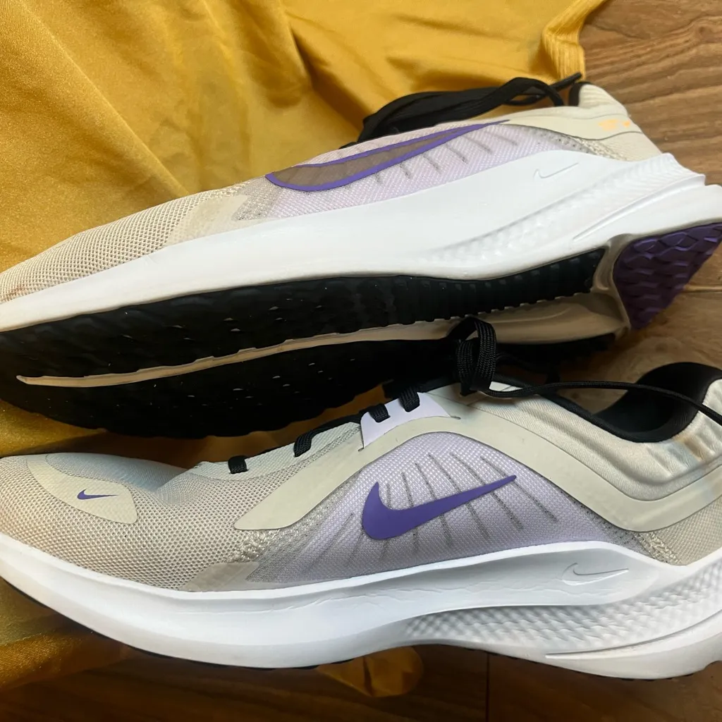 Nike Cream and Purple Running Shoes - Image 9