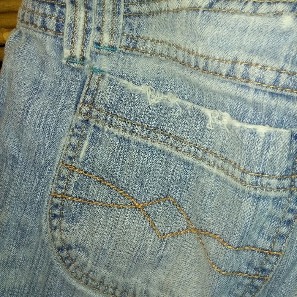 Mudd 9 31 Distressed Light Wash Jean Shorts - Image 5