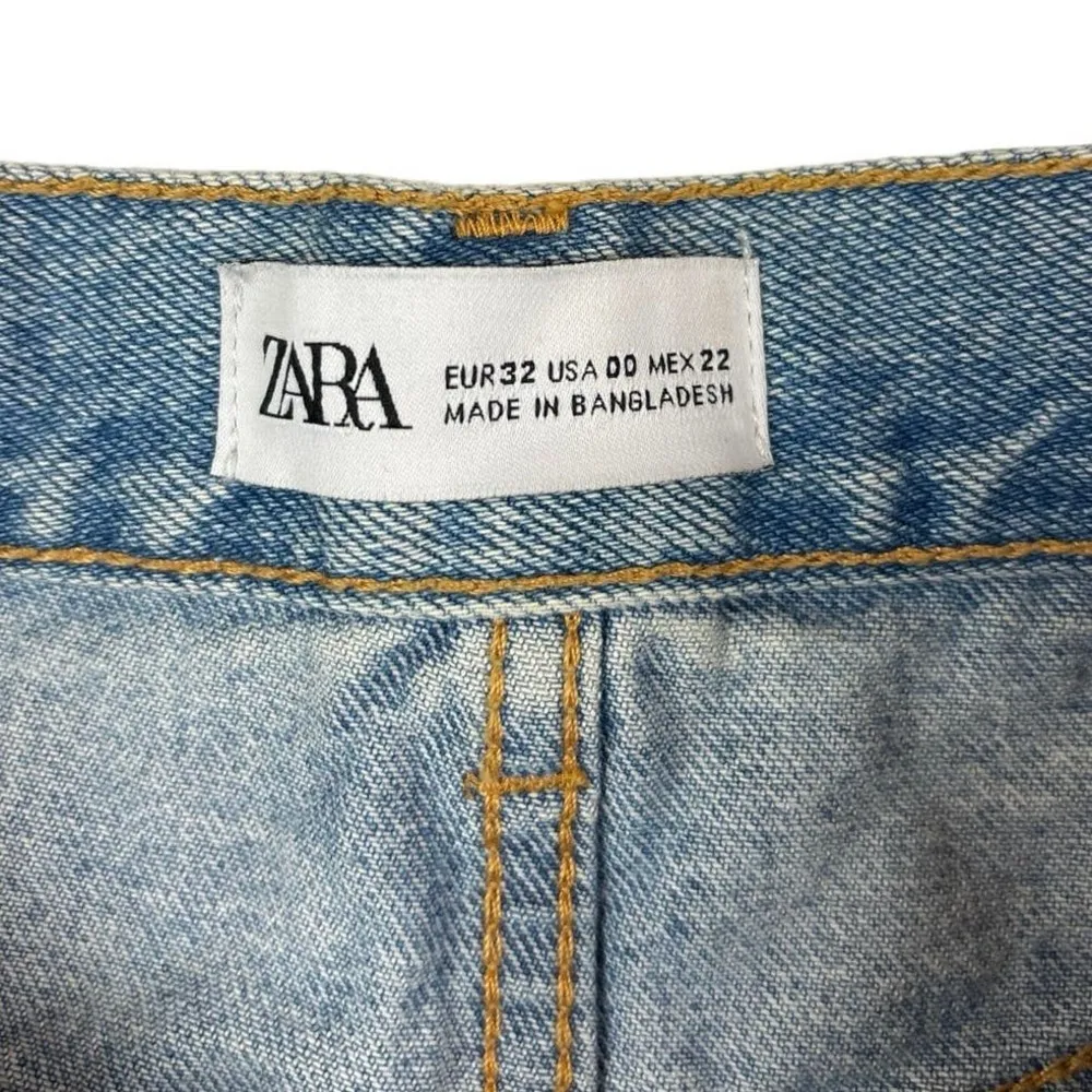 Zara Blue Denim Light Wash Distressed Frayed Raw Hem Cut-Off Jean Shorts Size 00 - Image 4