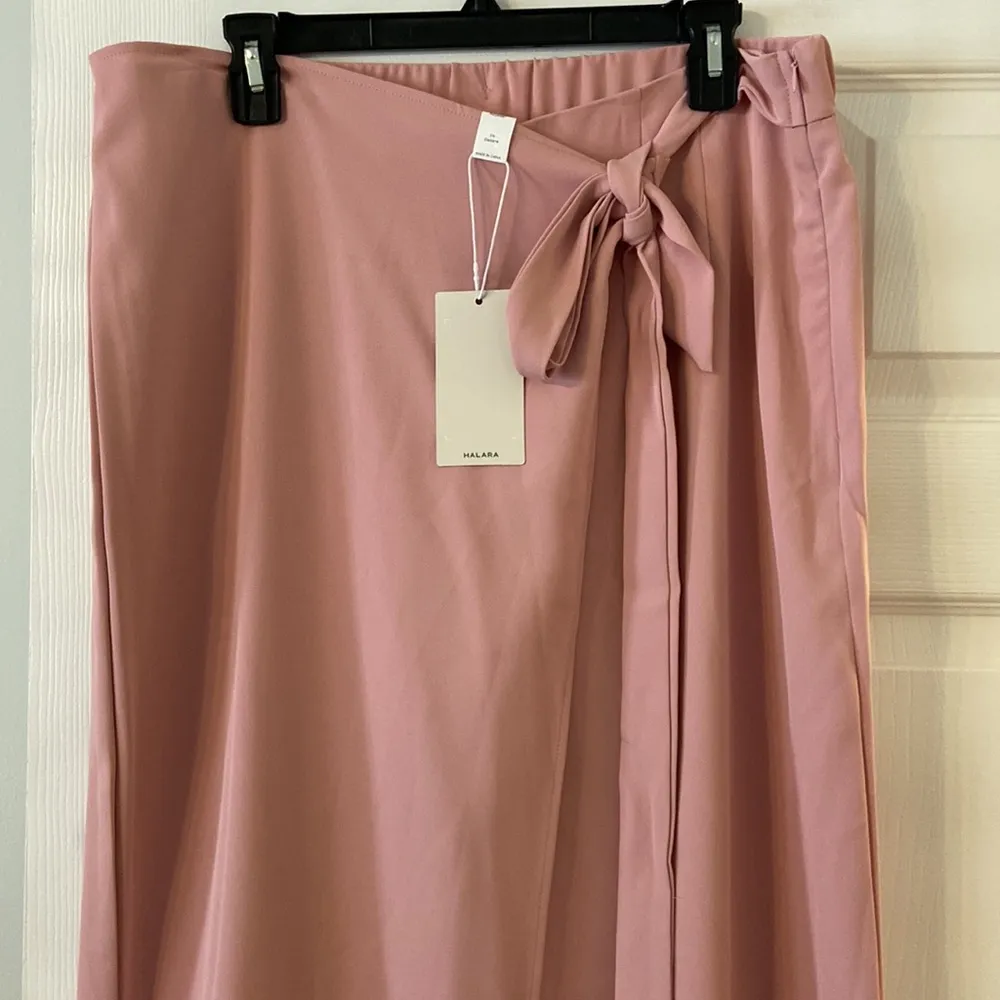 HALARA PETITE PANTS SIZE CL BRAND NEW INSEAM 27” SO BEAUTIFUL SEE ALL PHOTOS - Image 2