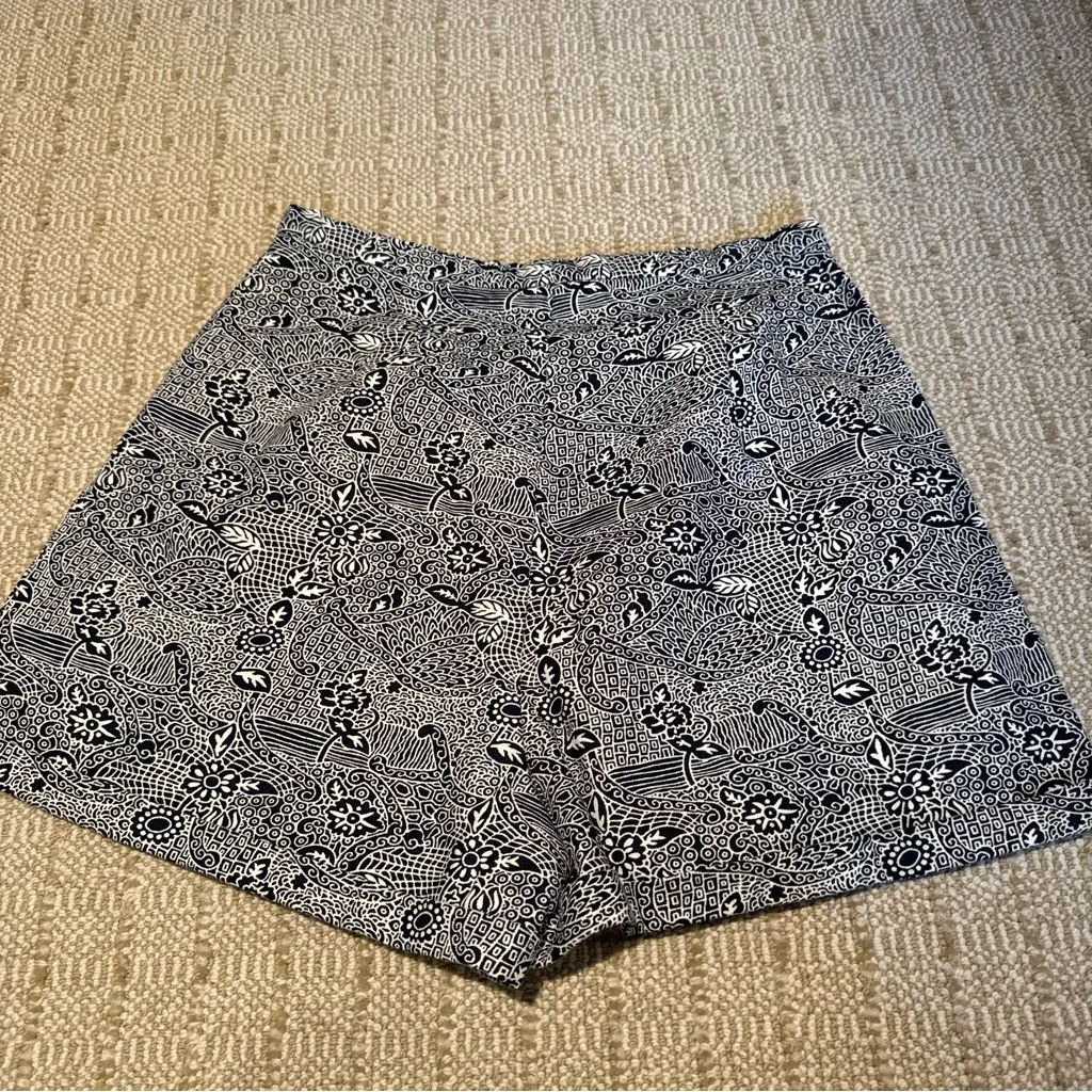 Julia Amory Black and White Patterned Kelly Shorts | S - Image 3