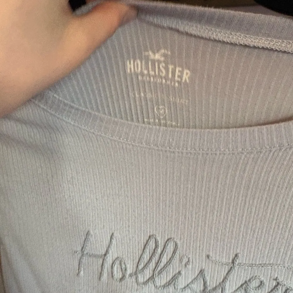 Hollister Women's Light Gray Long Sleeve Top - Image 2