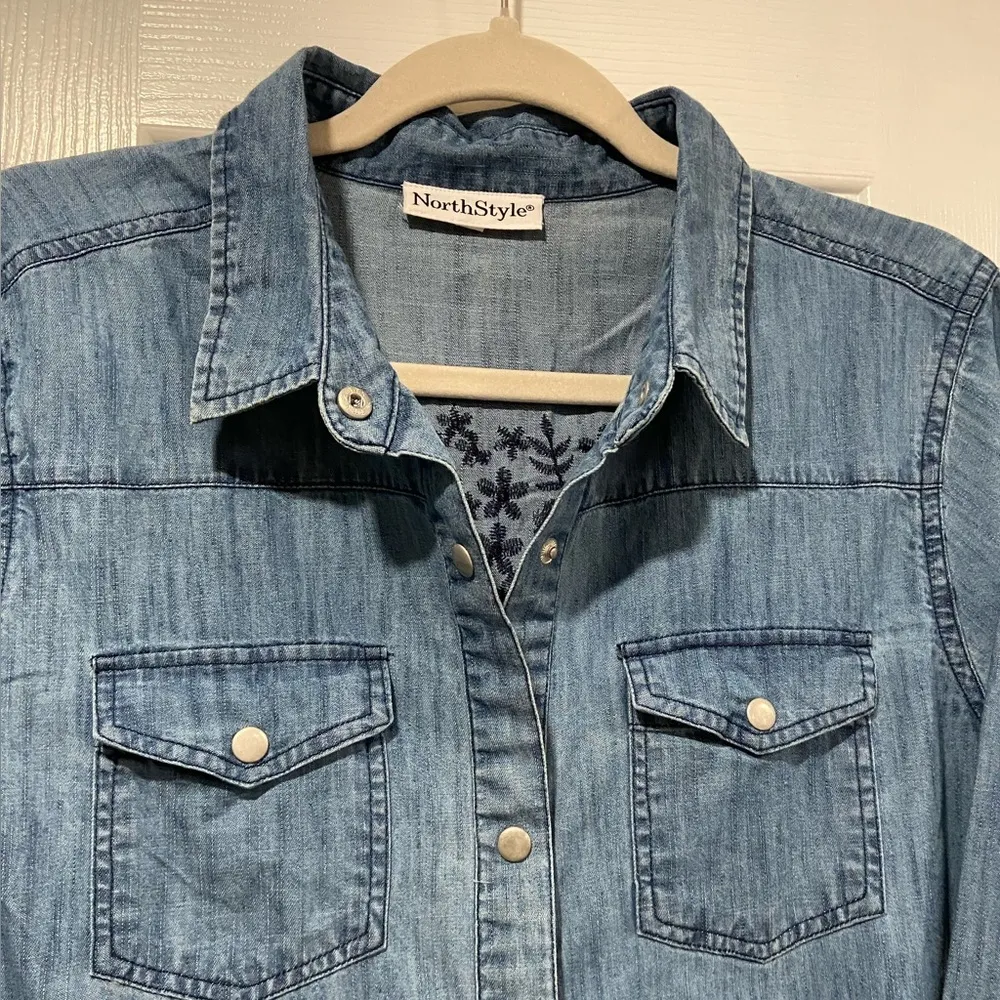 NWOT North Style Size M Blue Embroidered Floral Back Chambray Full Snap Up Shirt Size M - Image 3