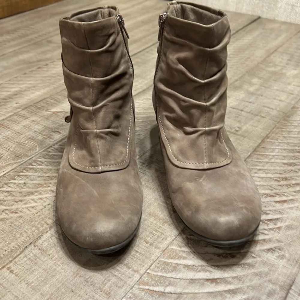 Cobb Hill Boots Womens 9M Ankle Bootie Side Zip Brown Leather VGUC Size 9 - Image 2