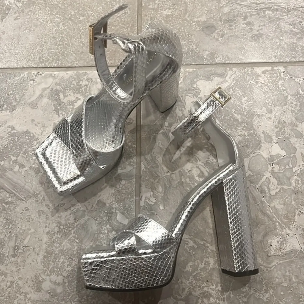 Good American Snake Embossed Platform High Block Heel Sandals in Silver 6.5 NEW - Image 7