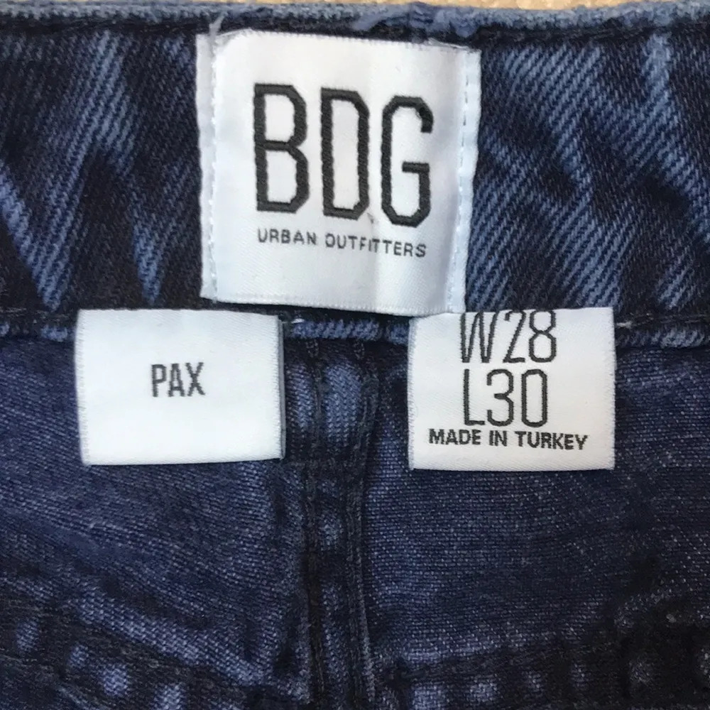 BDG Urban Outfitters Women’s Pax Dark Wash Raw Hem Cropped Denim Jeans - Image 10