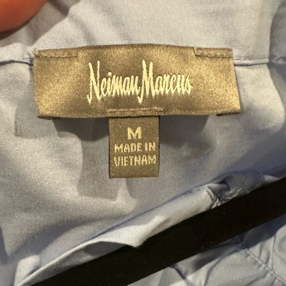 NEW NEIMAN MARCUS OFF SHOULDER BUTTON DOWN BACK BLUE COTTON POPLIN BLOUSE TOP M - Image 5