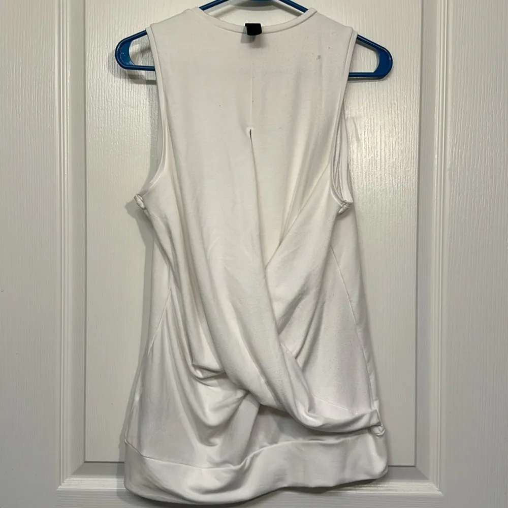 Athleisure Love R8 Activewear White Open Back Breathable Shirt Small GUC #7746 - Image 6