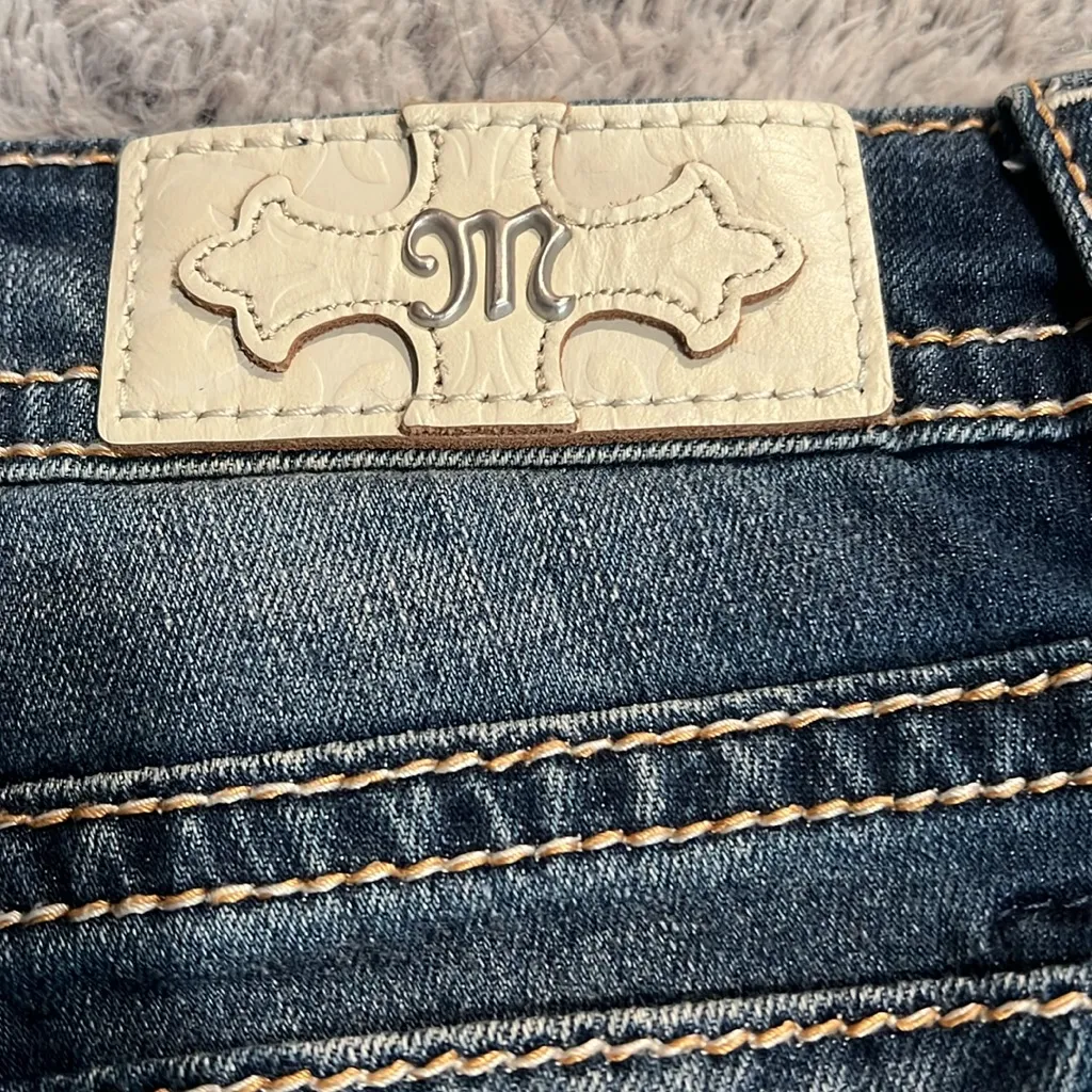 NWOT MissMe denim embroidered with rhinestones and detailed silver studs size 25 - Image 5