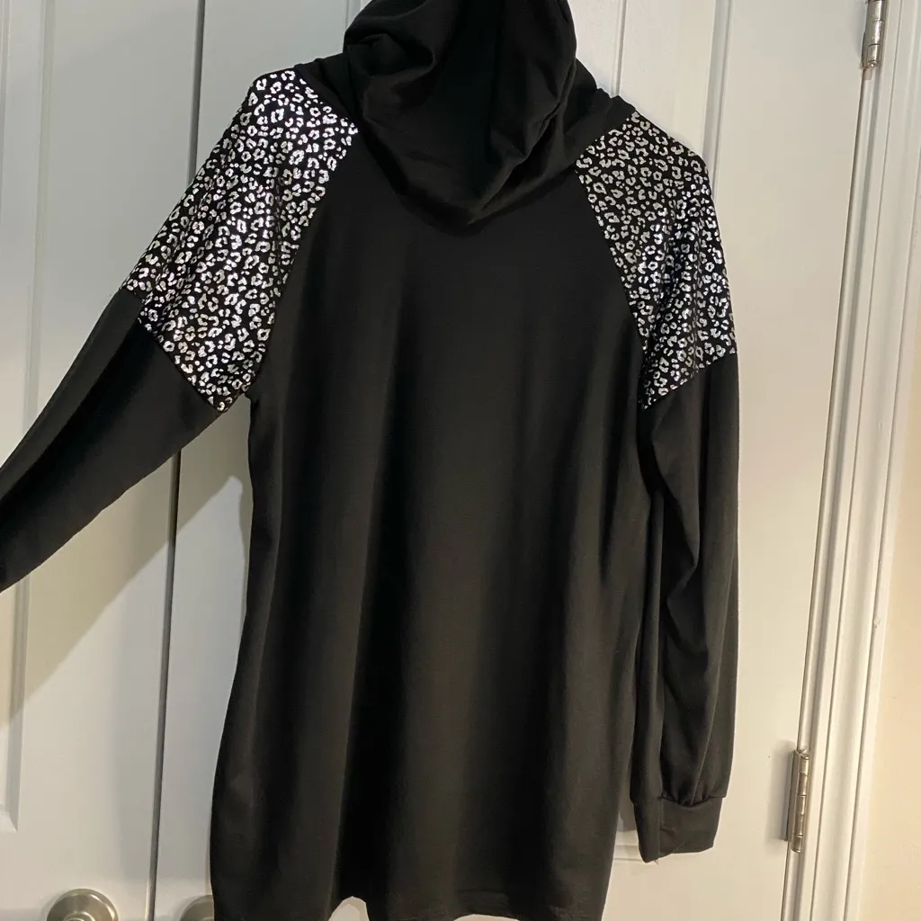 Black‎ Hoodie with Leopard Print Accents Black Size M - Image 2