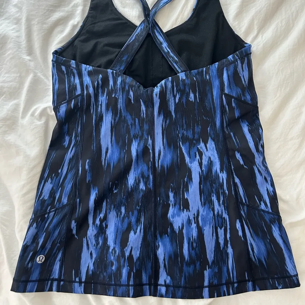 Lululemon Women's Blue Patterned Tank Top - Image 2