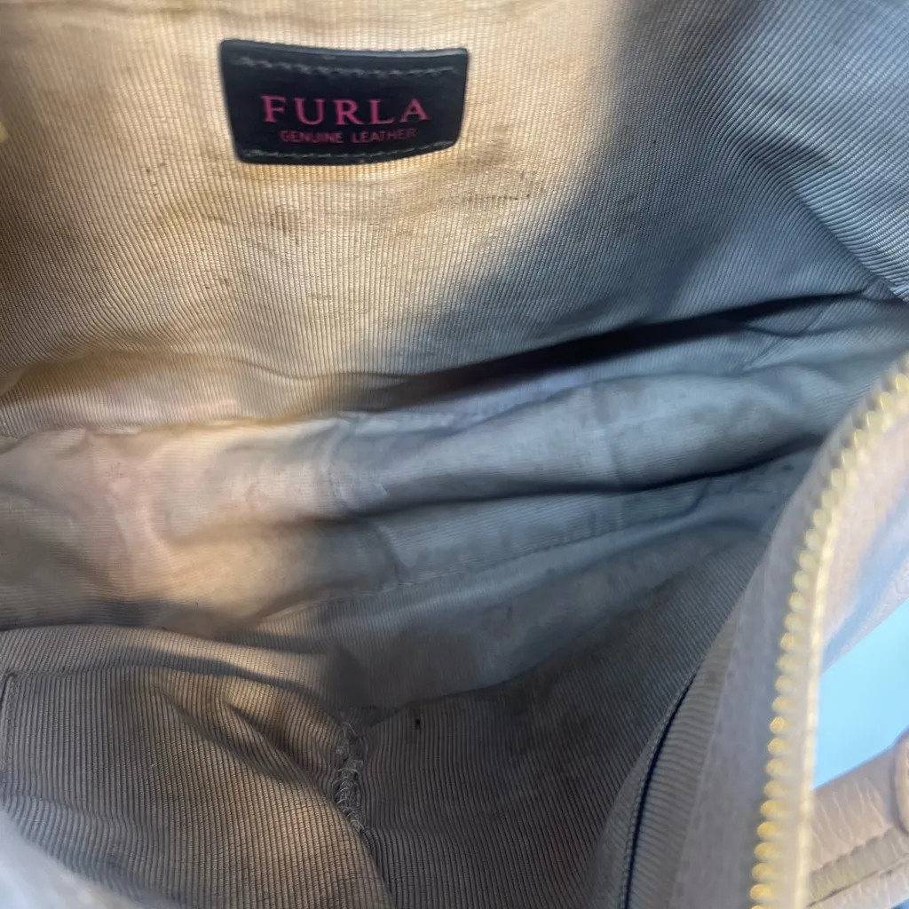 Furla vintage Women's Cream Leather Shoulder Bag - Image 7