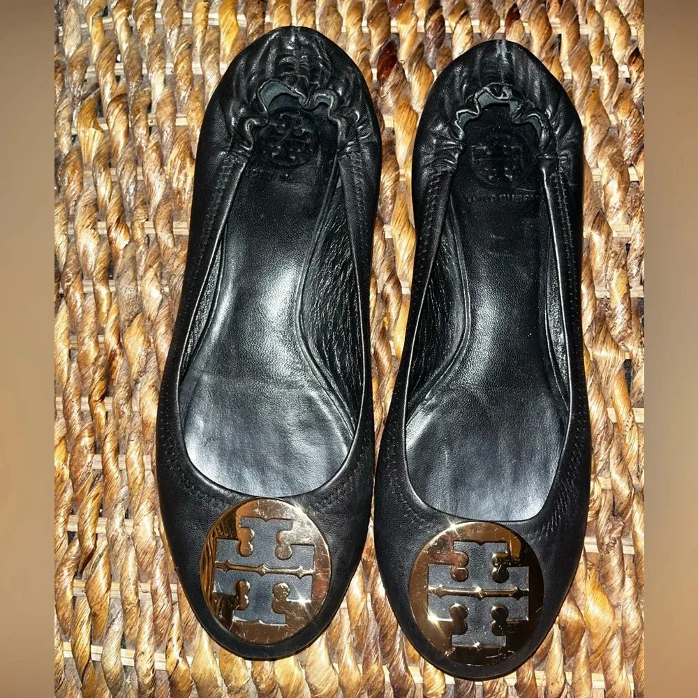 Tory Burch ballet flats. Gold medallion. Black leather. - Image 2