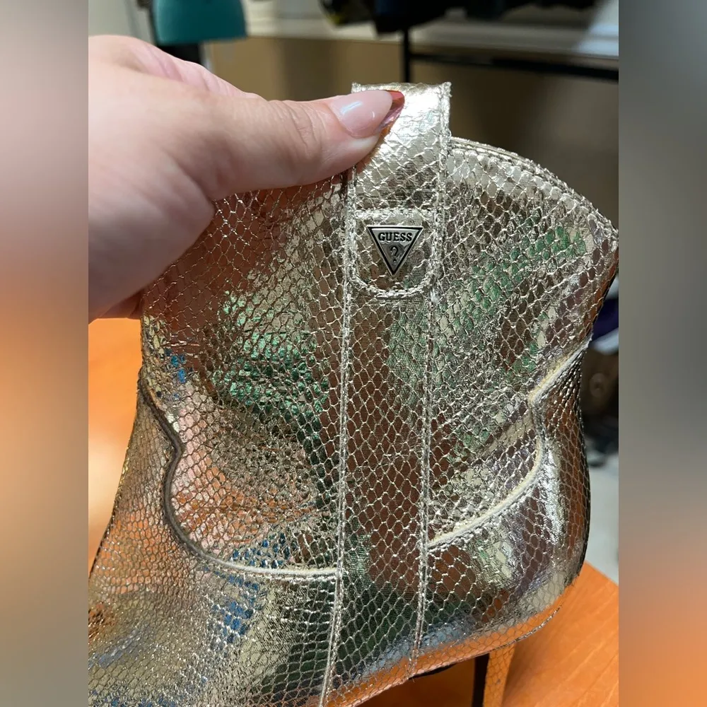 Guess Women’s Metallic Embossed Snakeskin Pointed Toe Heeled Ankle Boots Size 9M - Image 8