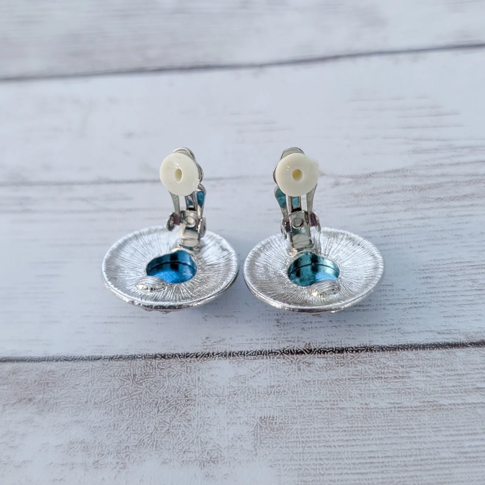 Vintage Clip On Earrings - Image 7