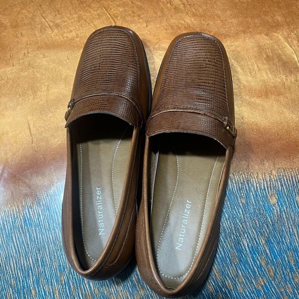Naturalizer Brown Leather Loafers slip ons size 6.5 gold embellished Made Brazil - Image 5