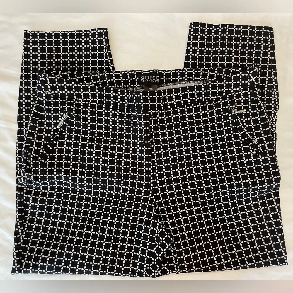 Black and White Floral Beachy Patterned Pants - Image 5