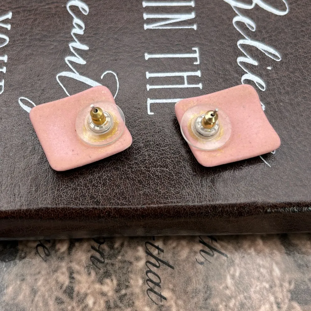 Vintage Women’s Pastel Pink Shell Square Shaped Lightweight Stud Earrings - Image 3