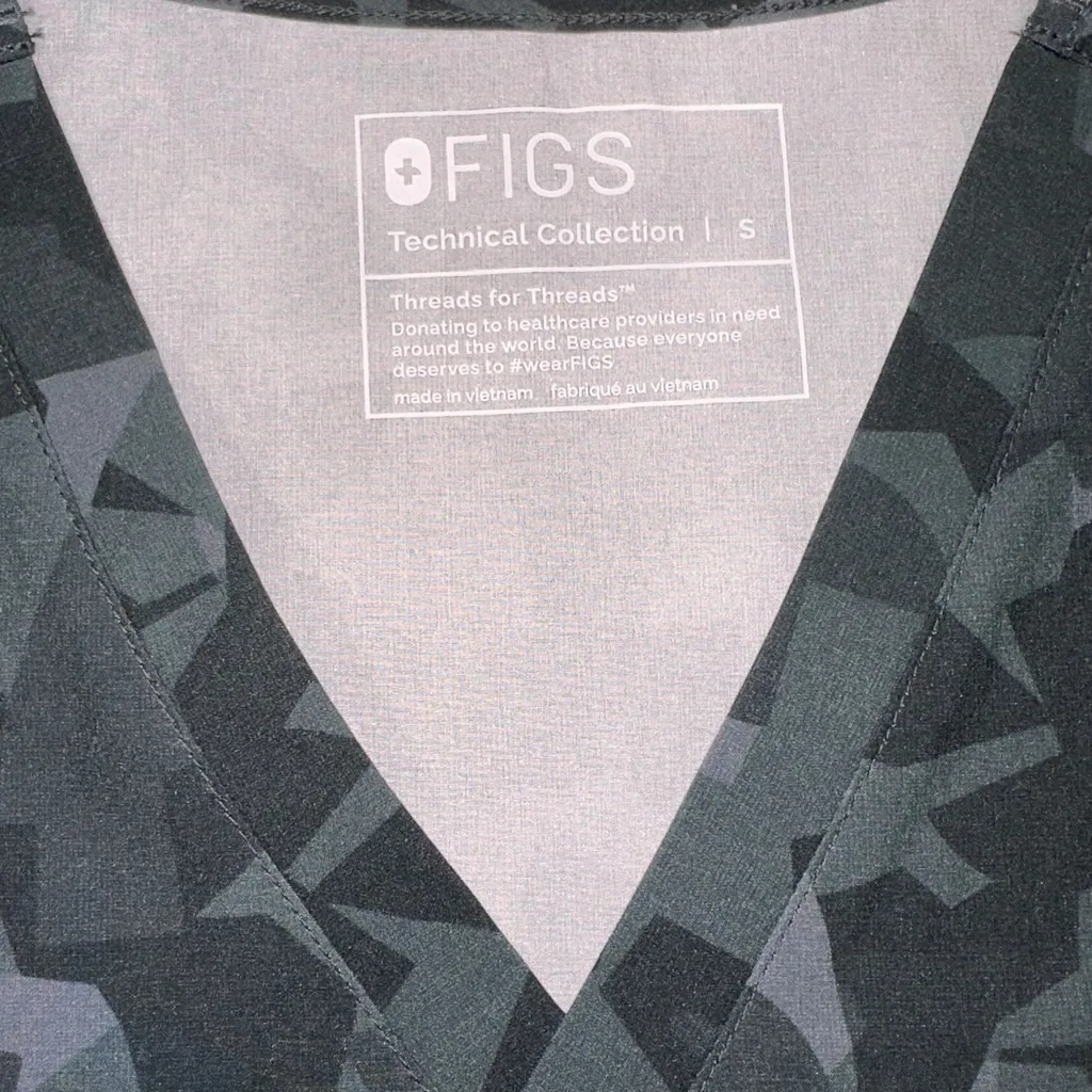 Figs Catarina V Neck One Pocket Scrub Top Camo Bonsai Gray Small NWOT Women - Image 3