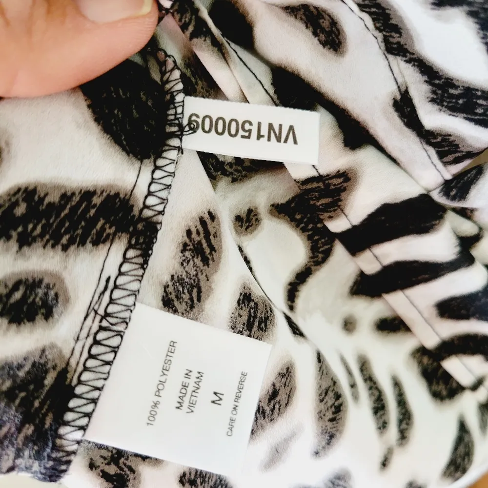 NY&CO leopard cold shoulder blouse size medium - Image 8