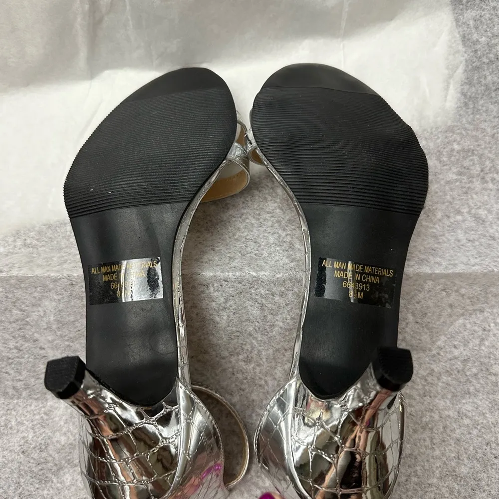 Classique 2 inch silver snake skin type finish heels Size 8.5. - Image 8