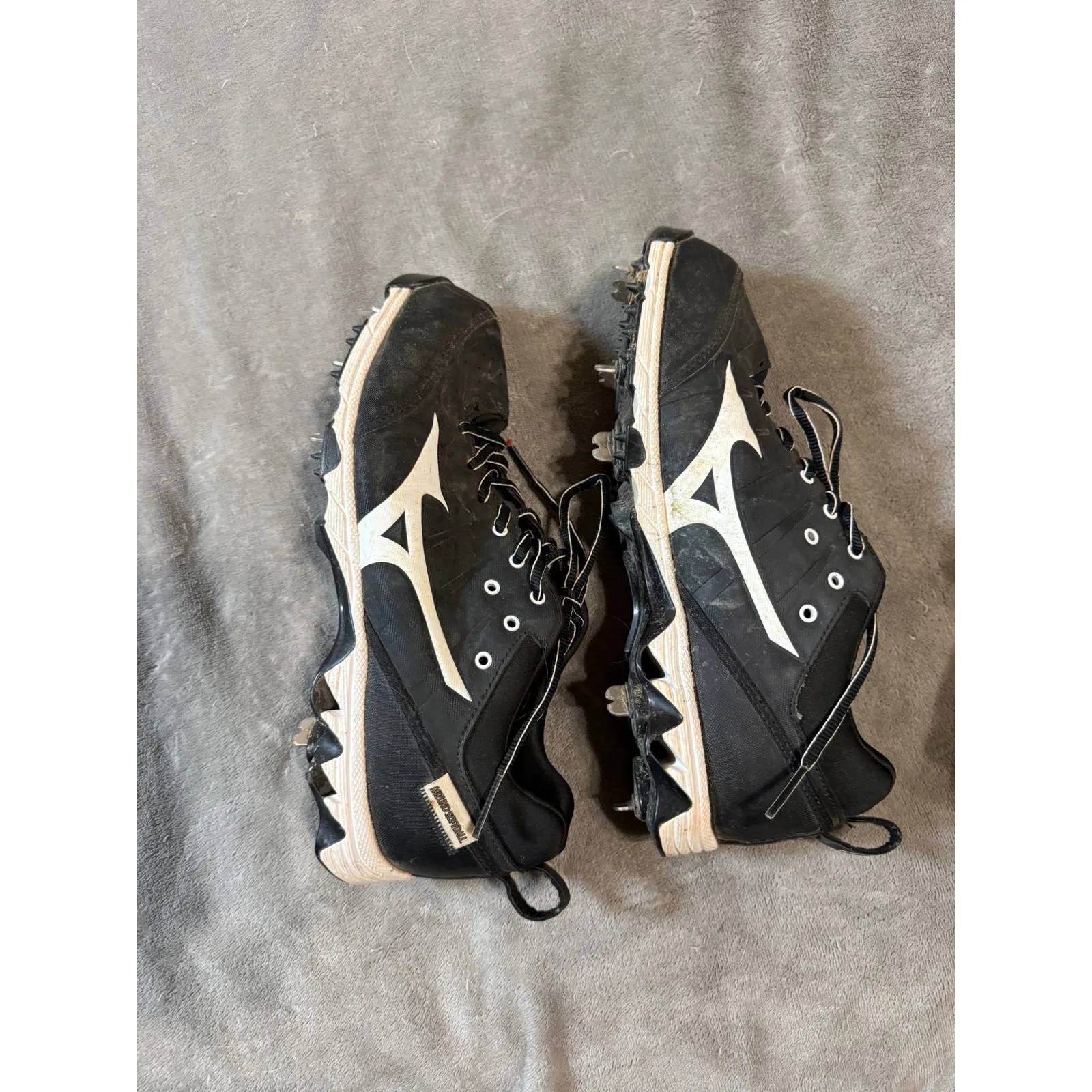 Mizuno Spike Women's Softball Metal Cleats
Size 9.5 Black EU 40.5 Athletic Sport - Image 5