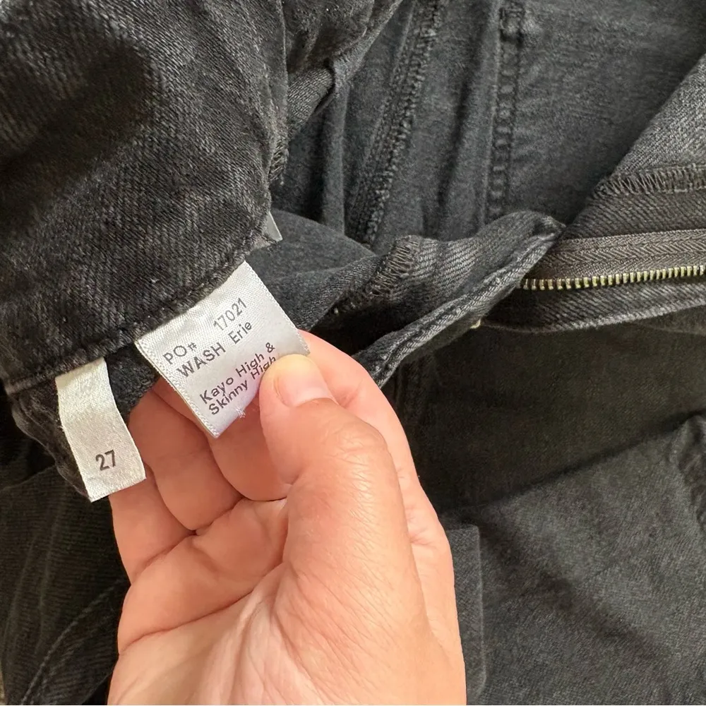 Reformation Jeans Kayo High & Skinny in
Erie Black Color Size 27 - Image 5