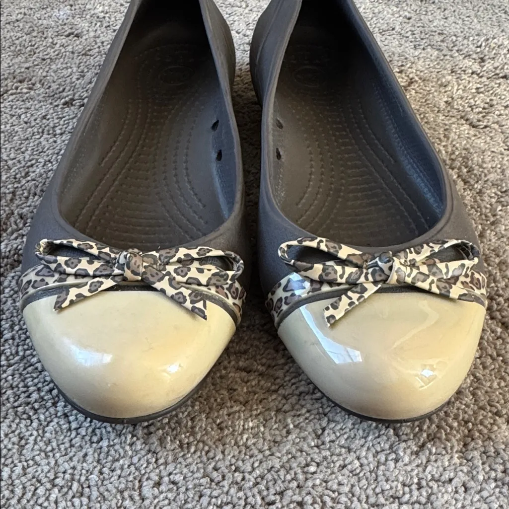 Crocs Brown/Tan Animal Print Cap Toe Flats SIZE 7 - Image 2