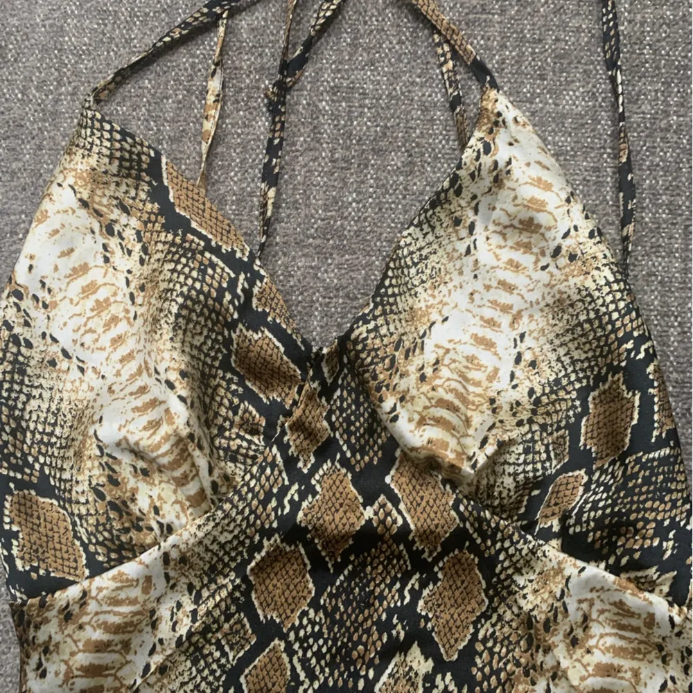 ⭐️Silky Snake Print Halter Crop Top Tie Back S NWOT Gray - Image 2