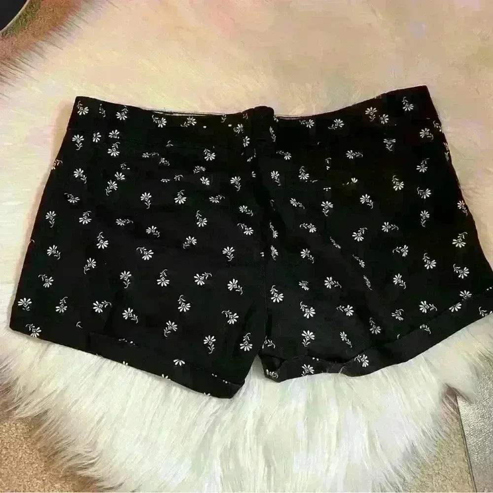 SO  Ditsy Daisy Floral Shorts - Image 2