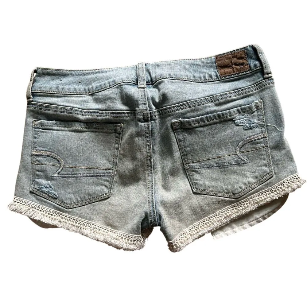 American Eagle Jean Shortie Shorts Distressed Denim Size 6 Festival Crochet Trim - Image 2