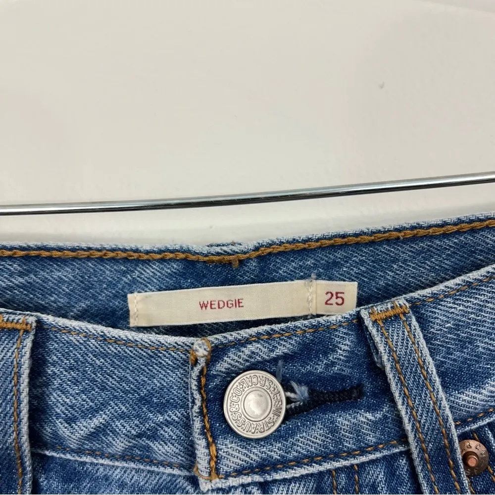 Levis Wedgie Icon Jeans in Athens Asleep Size 25 Distressed - Image 7